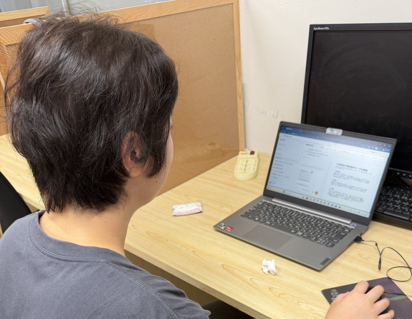 教室でChatGPTの画面を見ながら学んでいる受講生の様子