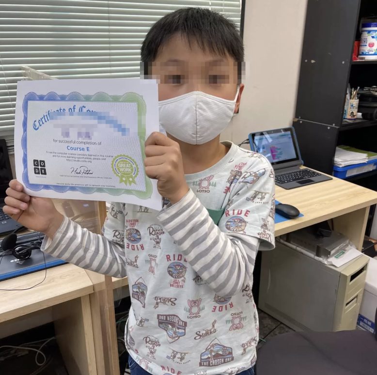 Code.orgの修了証を手にする生徒さんの写真