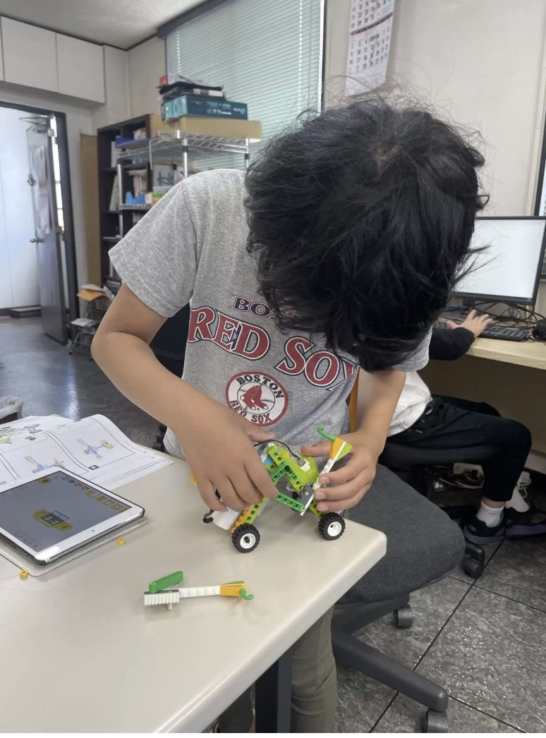 ロボット教材を組み立てる生徒さんの写真