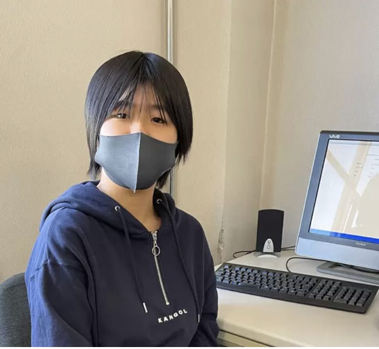 パソコンに向かう生徒さんの写真